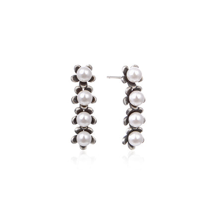 Subtle stud peral earrings