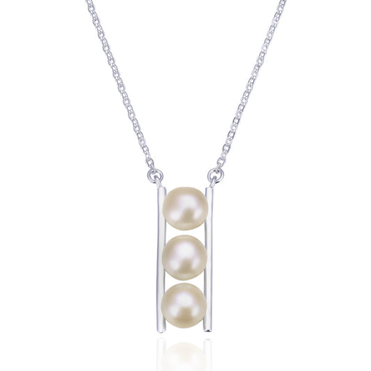 Chic pearl necklace