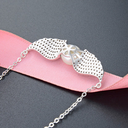 Dainty pearl pendant necklace