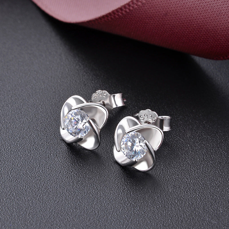 Delicate design stud earrings