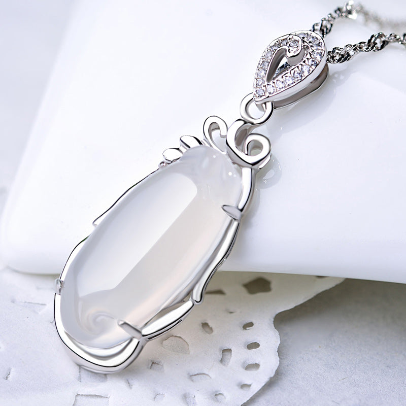 Elegant silver pendant necklace