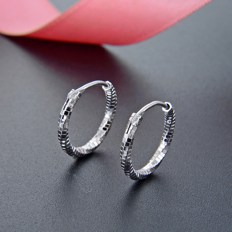 Delicate hoop earrings design