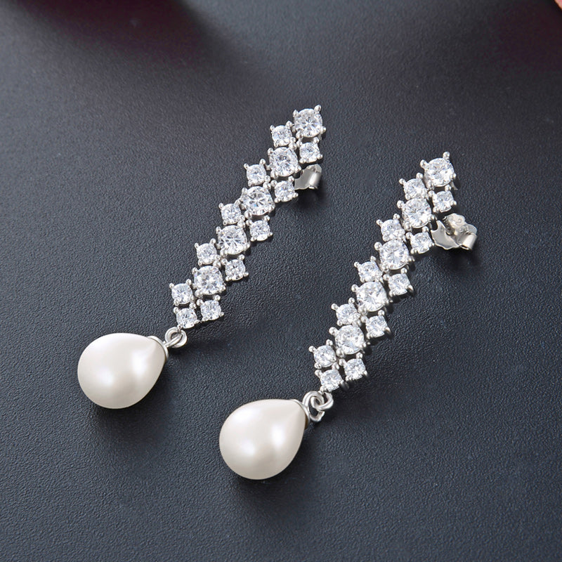 Subtle stud pearl earrings