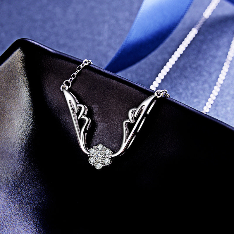 Glittering angel wing necklace silver