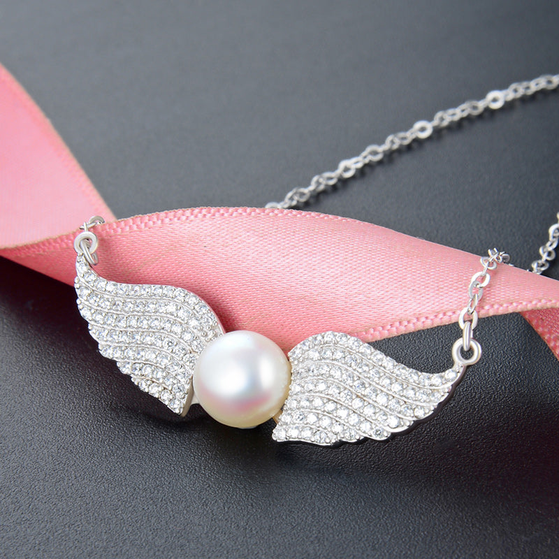 Dainty pearl pendant necklace