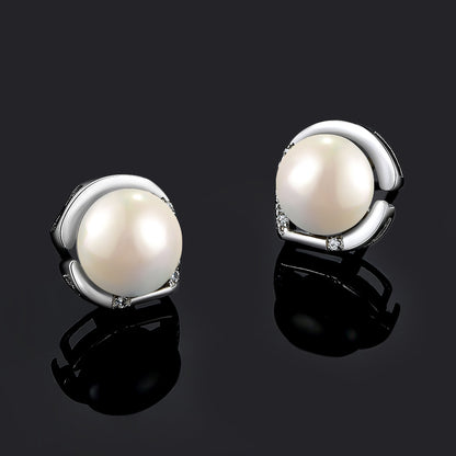 Classy pearl earrings