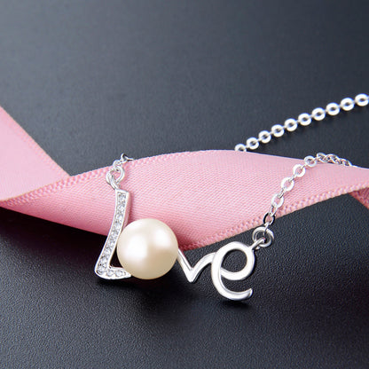 Delicate pearl necklace