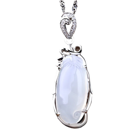 Elegant silver pendant necklace