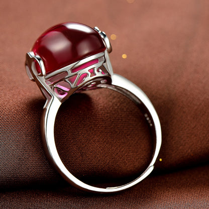 Gittering engagement ring