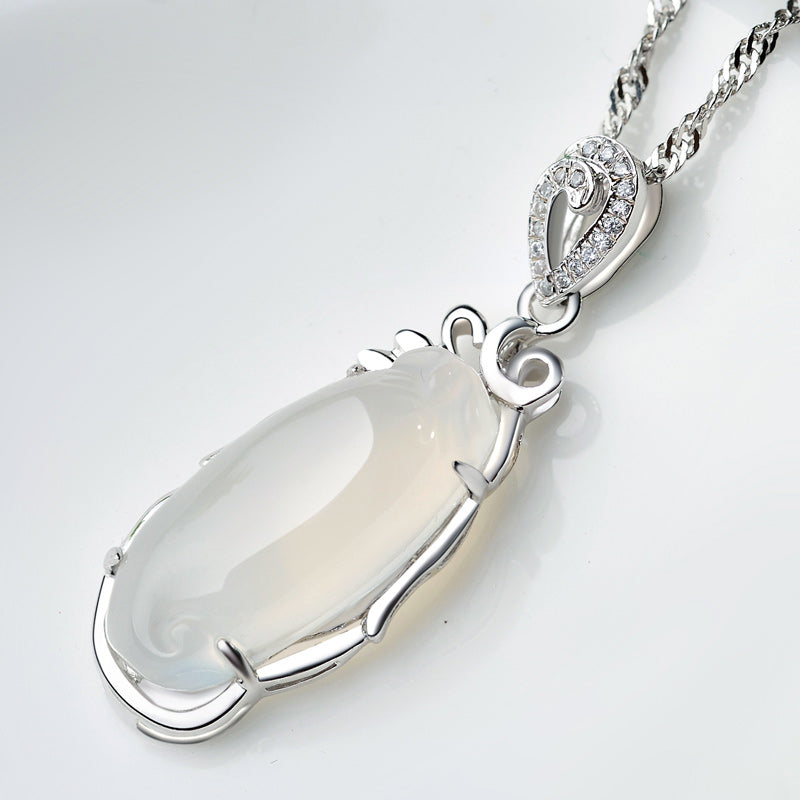 Elegant silver pendant necklace