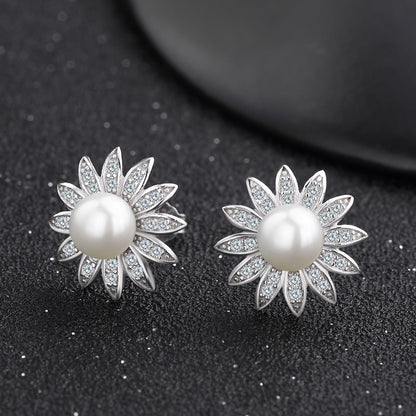 Exquisite pearl stud earrings